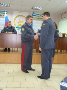 М.Закомалдин вручает медаль Р.Лукманову